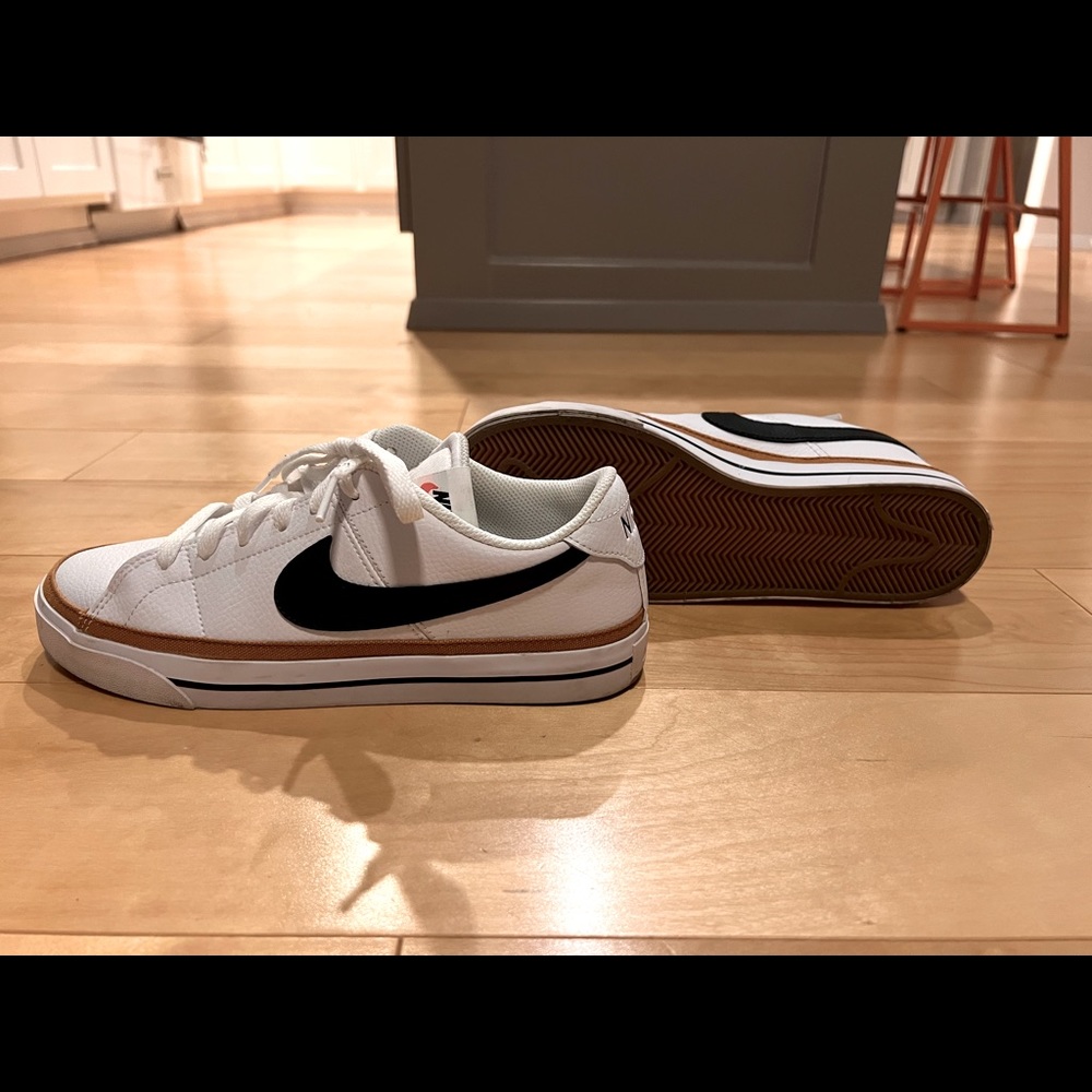 Nike Court Legacy. Size 7 in mens which is 8.5 in Womens.